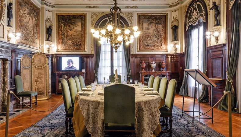 El comedor del Museo de Artes Decorativas Palacio Taranco es una de las salas en las que se expone una obra de Bienalsur. Fotos: Lucía Durán