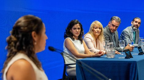 Fernanda Cardona, Eugenia Villar, Carolina Cosse, Yamandú Orsi y Rodrigo Díaz.&nbsp;