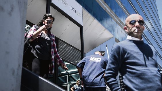 Contribuyentes saliendo de la DGI. Foto: Javier Calvelo, adhocFOTOS Contribuyentes saliendo de la DGI. Foto: Javier Calvelo, adhocFOTOS