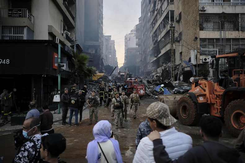 Equipos de rescate trabajan el barrio beirutí de Mazraa, en uno de los múltiples bombardeos israelíes que han azotado este miércoles Líbano.