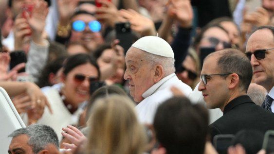 El papa Francisco saluda a la multitud desde el papamóvil después de la misa de Pascua, en la plaza de San Pedro en el Vaticano, el 20 de abril de 2025 El papa Francisco saluda a la multitud desde el papamóvil después de la misa de Pascua, en la plaza de San Pedro en el Vaticano, el 20 de abril de 2025