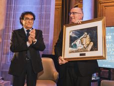 Presidente de ADM Jorge Abuchalja entrega un cuadro al cardenal y arzobispo de Montevideo Daniel Sturla.