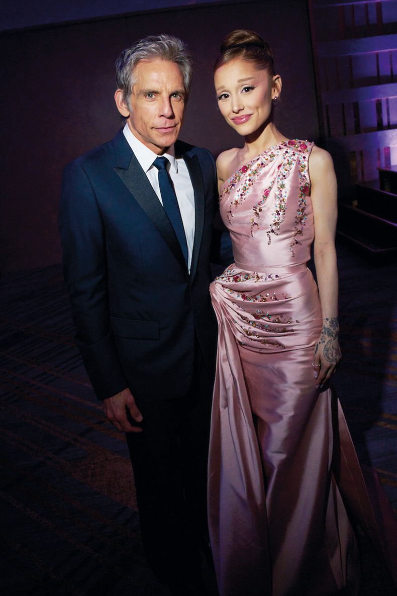 Ben Stiller junto a la cantante Ariana Grande, que vistió un vestido rosa satinado y drapeado de Dior. Ben Stiller junto a la cantante Ariana Grande, que vistió un vestido rosa satinado y drapeado de Dior.