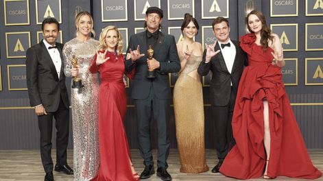 Búsqueda | CODA se llevó los tres premios a los que estaba nominada: Mejor guion adaptado para Sian Heder, Mejor actor de reparto para Troy Kotsur y Mejor película.