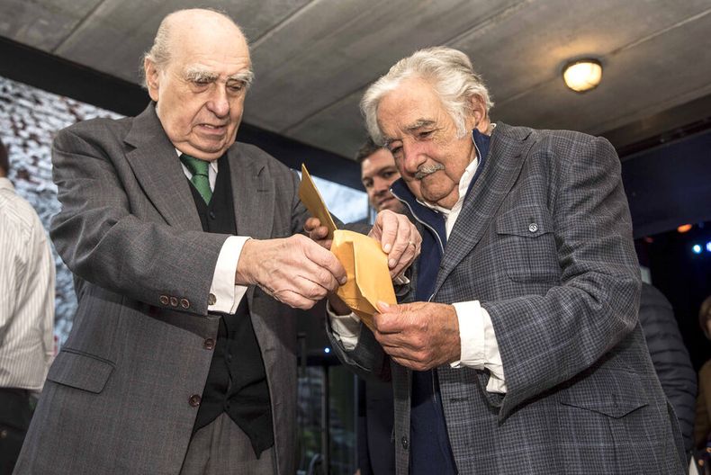Mujica muestra a Sanguinetti un ejemplar de principios del siglo XX con el discurso de Domingo Arena a favor de la “ley de ocho horas”. Fotos: Sofía Torres