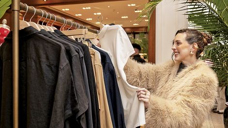 Lupe Serrano mira la nueva colección Summer 2026 de Polo Ralph Lauren.