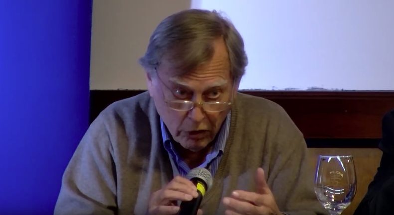 El asesor de Cabildo Abierto Kenneth Coates en el evento en la FCEA