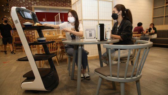 Un robot sirve platos a los clientes en el restaurante Katsuya del centro comercial CentralWorld de Bangkok, Tailandia.
