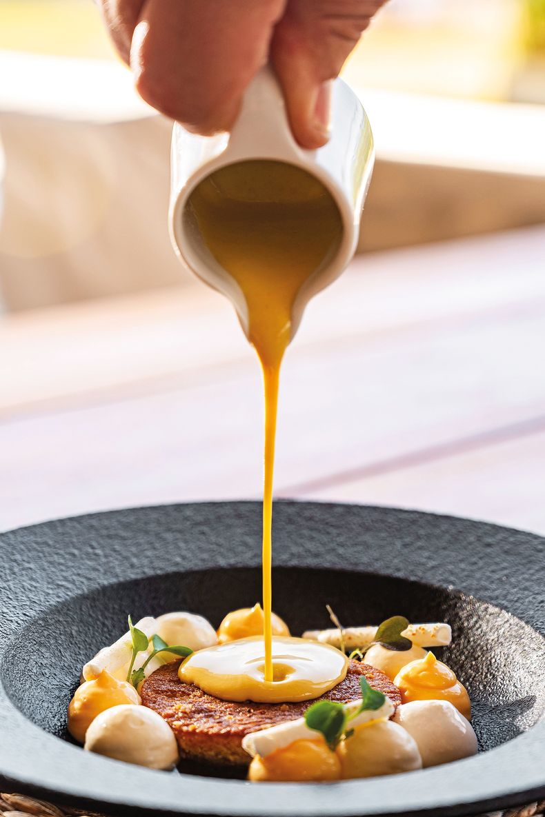 Postre a base de diferentes texturas de limón: bizcochuelo de limón, curd, crema de limón, crema inglesa de limón con wasabi, financiers de limón y brotes de rúcula.