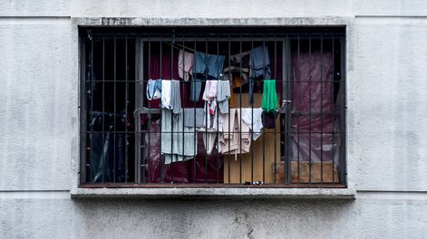 Búsqueda | Ventana de la cárcel de mujeres en Montevideo. Foto: Javier Calvelo / adhocFOTOS