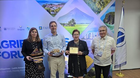 Embajadora en Indonesia, concurrente en Filipinas: Cristina González, Cónsul honorario en Indonesia: Nicolás Potrie, de la Cámara de Comercio e Industria de Filipinas: Enunina Mangio y Juide Meniltor