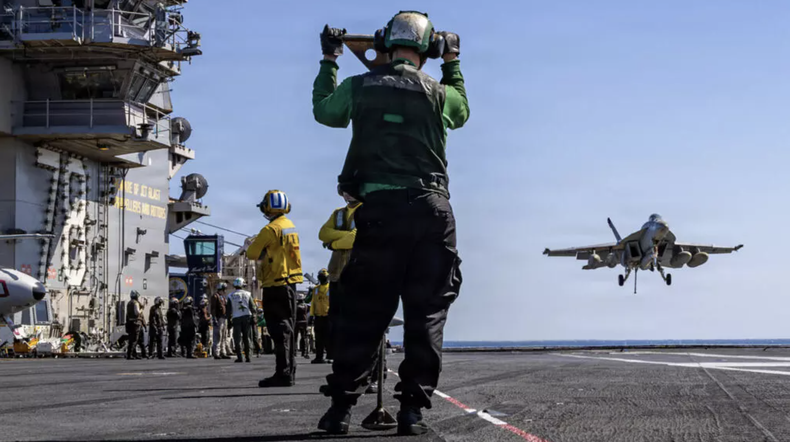 Archivo. Esta fotografía, facilitada por la Marina de los Estados Unidos, muestra a marineros estadounidenses observando cómo un avión F/A-18E Super Hornet se aproxima a la cubierta de despegue del USS Gerald R. Ford durante la operación “Epic Fury”, el 8 de marzo de 2026.