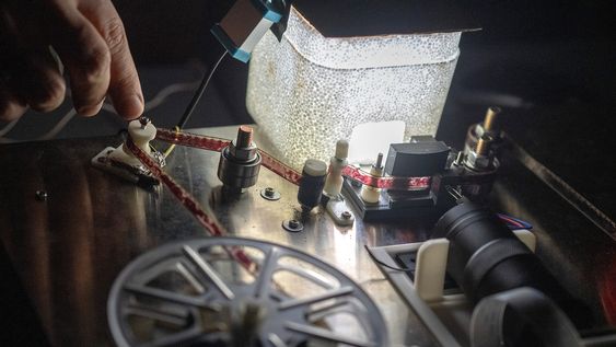 Desde cerca: el escáner movil es un dispositivo portátil diseñado para digitalizar películas en formatos obsoletos. Desde cerca: el escáner movil es un dispositivo portátil diseñado para digitalizar películas en formatos obsoletos.