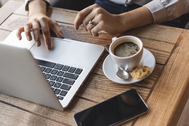 vista-de-cerca-de-mujer-escribiendo-en-portatil-en-cafeteria (1) (1)