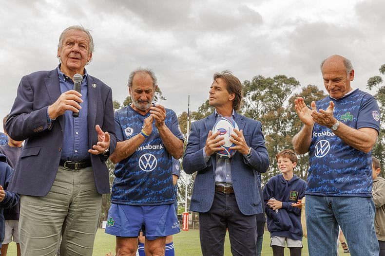 El presidente del World Rugby Bill Beaumont, Gustavo Zerbino, el presidente de la República Luis Lacalle Pou y el presidente del club Old Christians Alejandro Nicolich