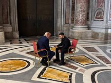 En esta fotografía, tomada y difundida por el servicio de prensa presidencial de Ucrania el 26 de abril de 2025, el presidente de Ucrania, Volodymyr Zelensky (der.), se reúne con el presidente de Estados Unidos, Donald Trump (izq.), al margen del funeral del papa Francisco en la Basílica de San Pedro del Vaticano