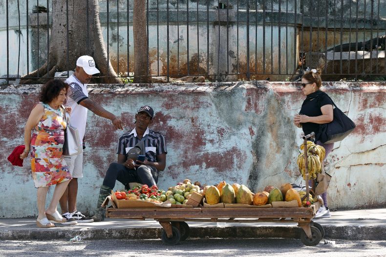 Personas compran alimentos en una venta ambulante este viernes en La Habana (Cuba).&nbsp;