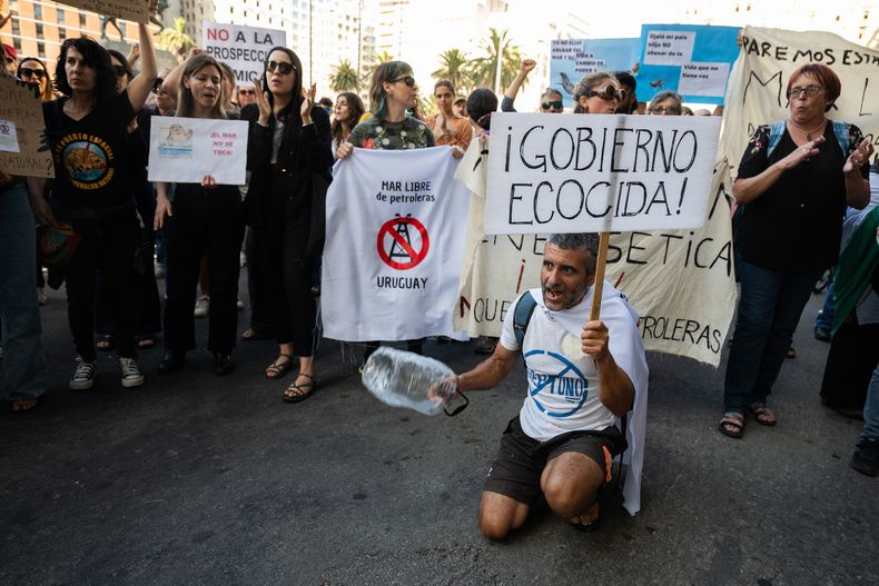 Entrega de firmas en el Ministerio de Ambiente contra la prospección sísmica y movilización frente a Torre Ejecutiva.
