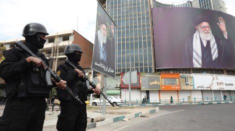 Las fuerzas de seguridad iraníes hacen guardia junto a la enorme valla publicitaria del líder supremo iraní, el ayatolá Ali Jamenei, en la plaza Valiasr de Teherán, Irán, el 2 de marzo de 2026.