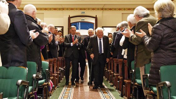 Enrique Iglesias entra al aula magna de la Universidad Católica acompañado por el presidente de la República Yamandú Orsi, el expresidente Julio María Sanguinetti y el arzobispo de Montevideo Daniel Sturla. Enrique Iglesias entra al aula magna de la Universidad Católica acompañado por el presidente de la República Yamandú Orsi, el expresidente Julio María Sanguinetti y el arzobispo de Montevideo Daniel Sturla.
