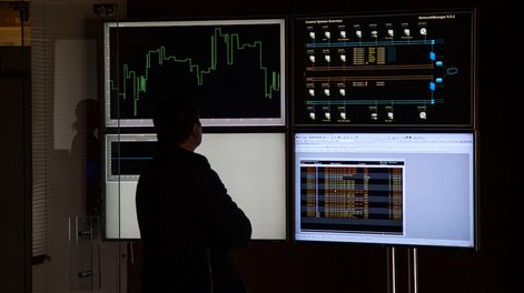 Paneles de UTE que monitorean la energía de todo el país. Foto: Pablo La Rosa / adhocFOTOS