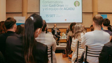 Gadi Oron durante un encuentro de trabajo con el equipo de Agadu.