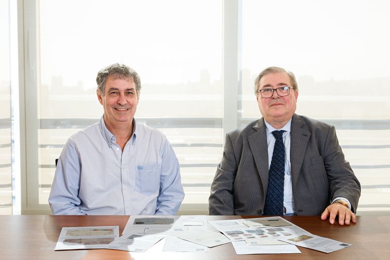 Walter Britz y Julio Martínez, presidente y vicepresidente de la Federación Uruguaya de Filatelia