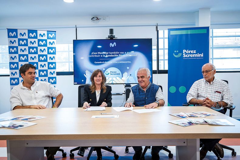 Gerente general de la Fundación Guzmán Nión, directora de Relaciones Institucionales y Regulación en Telefónica Montevideo Leticia Lago, directivo de la Fundación Pérez Scremini Raúl Pochintesta y director médico de la fundación Ney Castillo