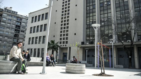 Explanada del BPS en Montevideo. Foto: Javier Calvelo / adhocFOTOS Explanada del BPS en Montevideo. Foto: Javier Calvelo / adhocFOTOS
