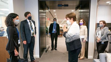 La ministra Azucena Arbeleche con la directora gerente del Fondo Monetario Internacional, Kristalina Georgieva. Foto: gub.uy