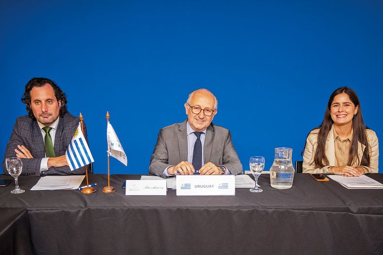 El director nacional de Educación Gonzalo Baroni, el ministro de Educación y Cultura Pablo da Silveira y Agustina Cabrera, directora de Cooperación Internacional y Proyectos