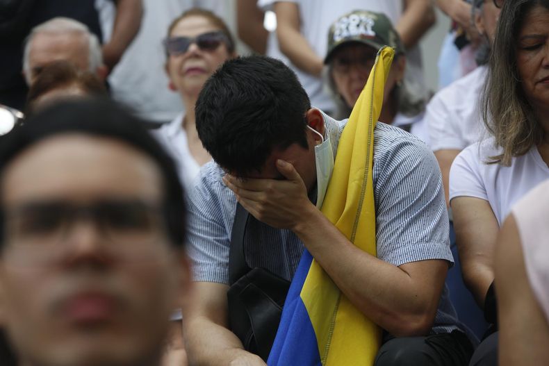 Una persona llora durante una manifestación este domingo, en Cali (Colombia). En varias ciudades de Colombia los ciudadanos salieron a las calles para pedir por la recuperación del senador y precandidato presidencial Miguel Uribe Turbay, quien fue víctima de un atentado en Bogotá