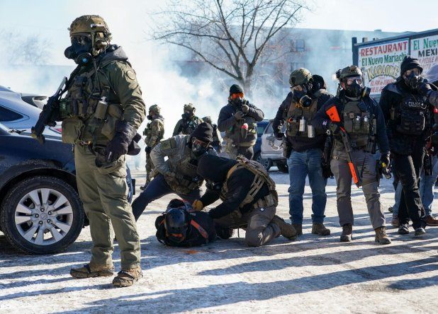 &nbsp;Agentes federales detienen a un manifestante tras un tiroteo mortal en Minneapolis, Minnesota, EE. UU., el 24 de enero de 2026.