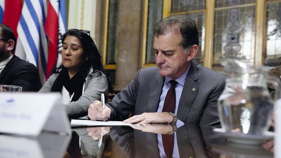 El líder de Cabildo Abierto, firmando por el plebiscito por una “deuda justa”. Foto: Javier Calvelo / adhocFOTOS El líder de Cabildo Abierto, firmando por el plebiscito por una “deuda justa”. Foto: Javier Calvelo / adhocFOTOS