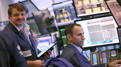 Operadores de la Bolsa de Nueva York, ayer, miércoles 4. Foto: Michael M. Santigo, AFP
