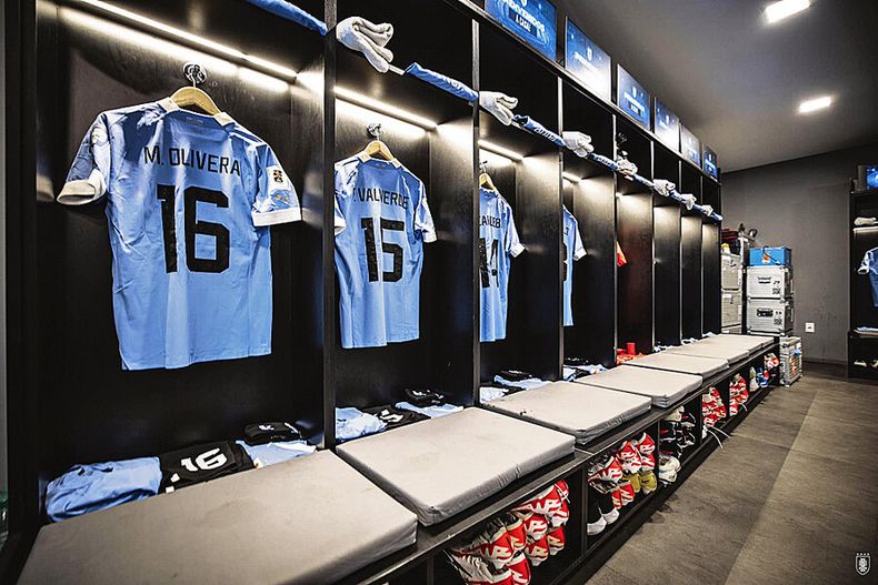 Adidas Nike Kelme y Under Armour pelean por vestir a la seleccion de Uruguay