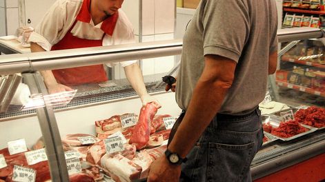 Los cortes de carne se abarataron durante julio. Foto: Javier Calvelo / adhocFOTOS