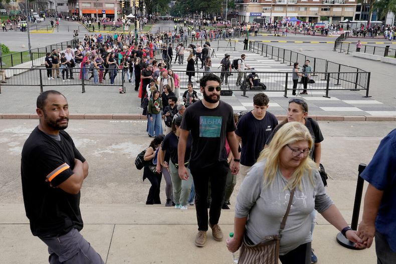 Larga fila de gente durante el velatorio de José Mujica en el Palacio Legislativo