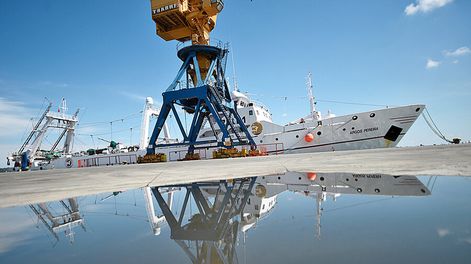 Barco de pesca en el Puerto de Montevideo. FOTO: Daniel Rodríguez /adhocFOTOS