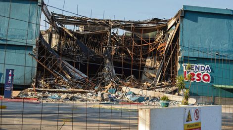 El Punta Shopping, incendiado. Foto: Ricardo Antúnez / adhocFOTOS
