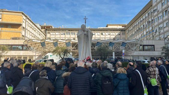 Un grupo de peregrinos de una parroquia de Turín reza frente al hospital Gemelli de Roma donde permanece ingresado el papa Francisco. Un grupo de peregrinos de una parroquia de Turín reza frente al hospital Gemelli de Roma donde permanece ingresado el papa Francisco.