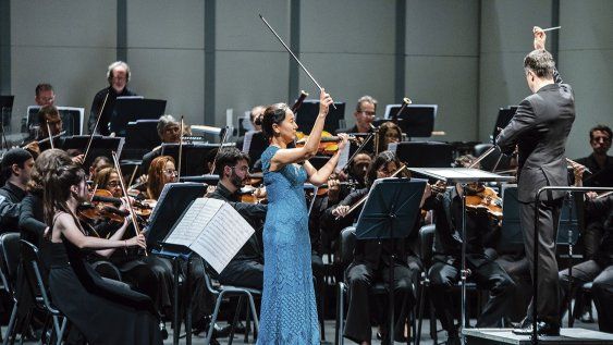La violinista Moonkyung Lee tocó piezas de Tchaikovsky La violinista Moonkyung Lee tocó piezas de Tchaikovsky