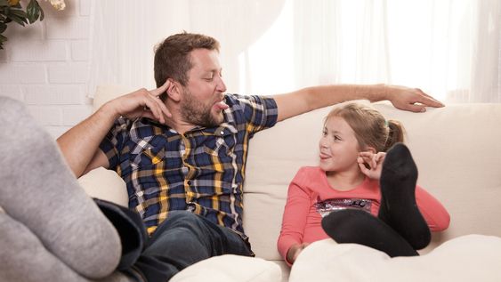 ¿por que los chistes malos que cuentan los padres a sus hijos hacen bien?