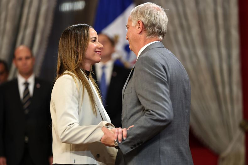 El presidente de Chile, José Antonio Kast (d) saluda a la exministra de la Secretaría General de Gobierno, Mara Sedini (i), durante una ceremonia el 19 de mayo de 2026, en el Palacio de La Moneda, en Santiago (Chile).