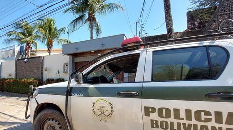 Una camioneta de la Policía de Bolivia frente a la casa de Santa Cruz de la Sierra, de la cual Marset escapó en julio de 2023.