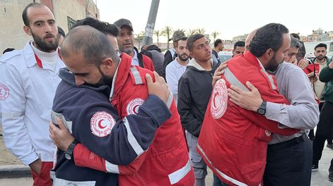 Funeral por los ocho trabajadores sanitarios palestinos hallados muertos en Gaza, 31 de marzo de 2025