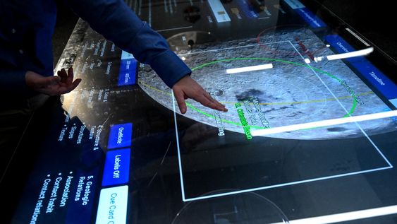 Un trabajador utiliza una pantalla táctil en la Sala de Operaciones de la Misión Científica (SMOR) del Centro Espacial Johnson en Houston, Texas, el 6 de abril de 2026.