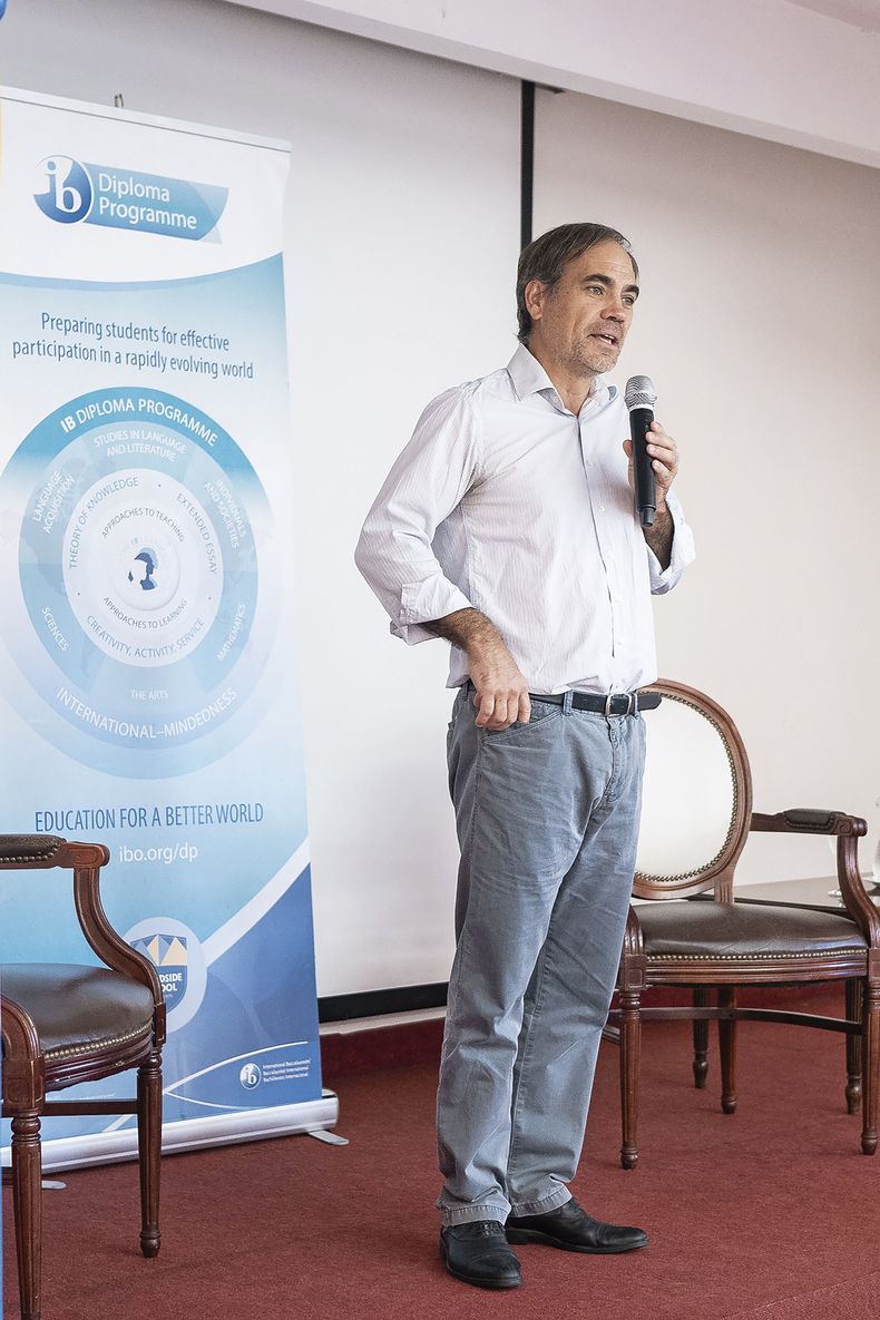 Christián Carman durante su disertación para miembros de Woodside School