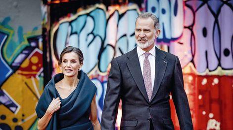 Los reyes de España cerraron su visita oficial a los Países Bajos con un recorrido por una muestra de muralistas españoles y holandeses en el Museo STRAAT de Ámsterdam. AFP