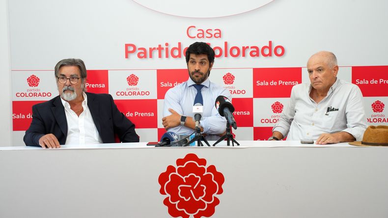 Desde la izquierda: senador Gustavo Zubía, senador y secretario general colorado, Andrés Ojeda, y Ariel Amen, prosecretario general del partido.